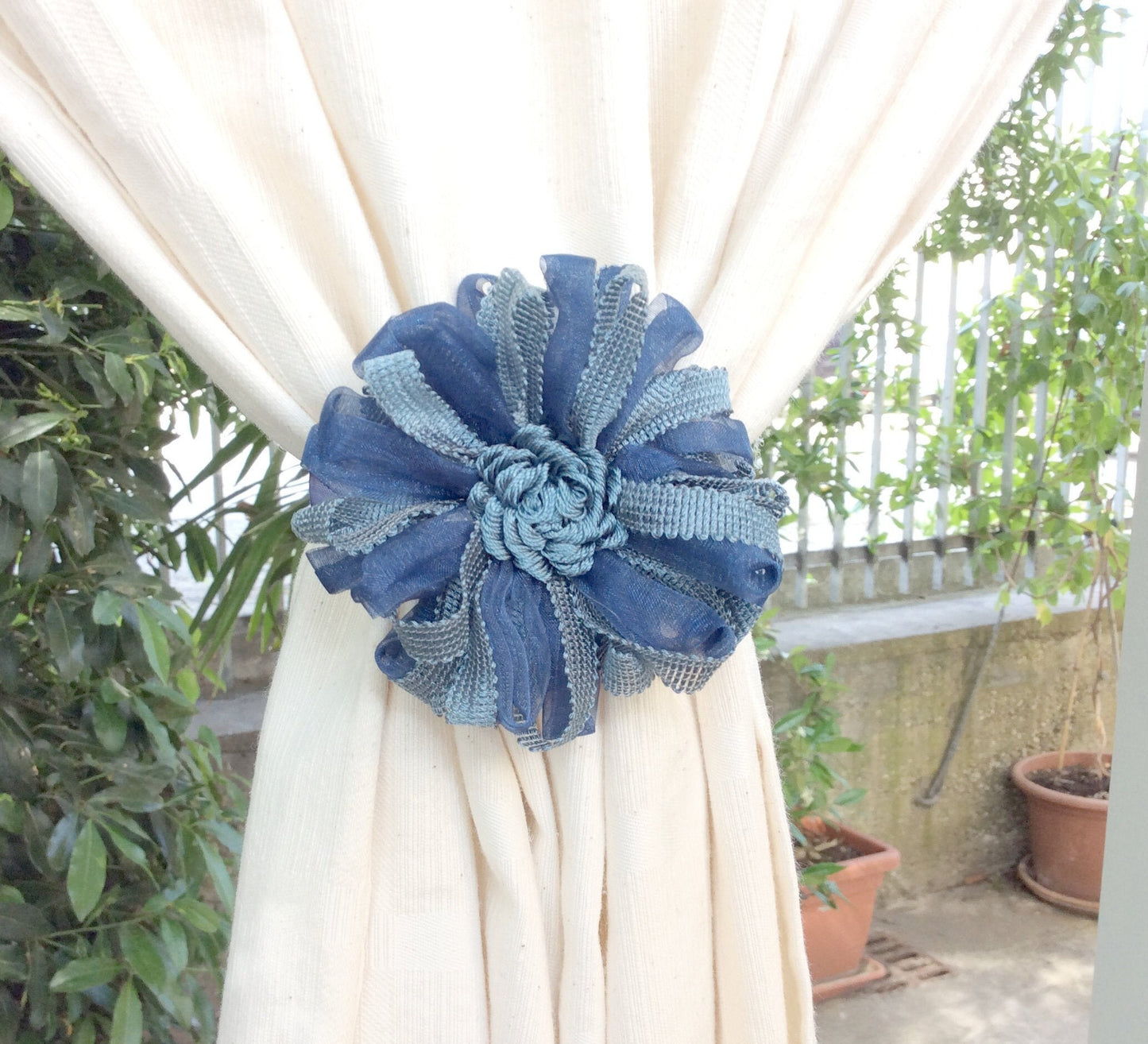 1 fermatenda calamita magnetica a fiore blu azzurro.Decorazione per tende tendaggi made in italy arredamento nautico vintage regalo per lei
