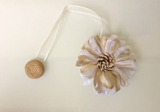 1 Fermatenda magnetico a fiore, calamita colore mix beige bianco . Decorazione per tende tendaggi made in italy.stile vintage ,shabby chic.