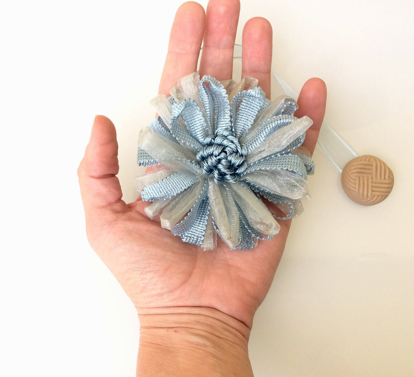 1 Calamita magnetica a fiore,fermatenda colore azzurro carta da zucchero . Decorazione per tende tendaggi made in italy