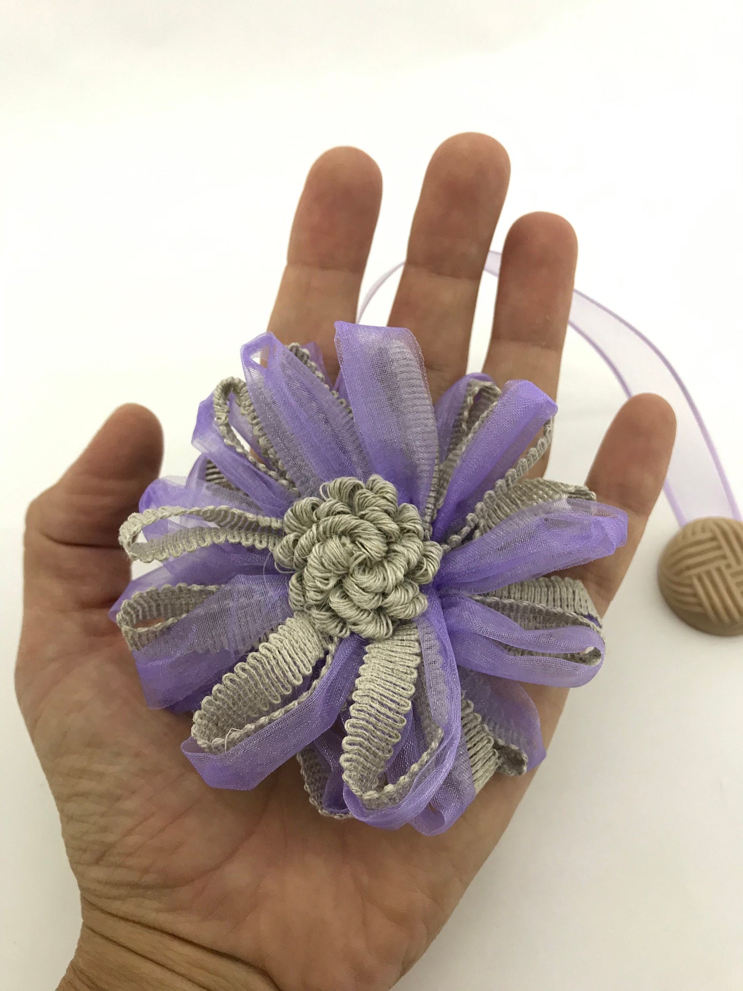 1 Calamita magnetica a fiore,fermatenda colore lilla lavanda . Decorazione per tende tendaggi made in italy