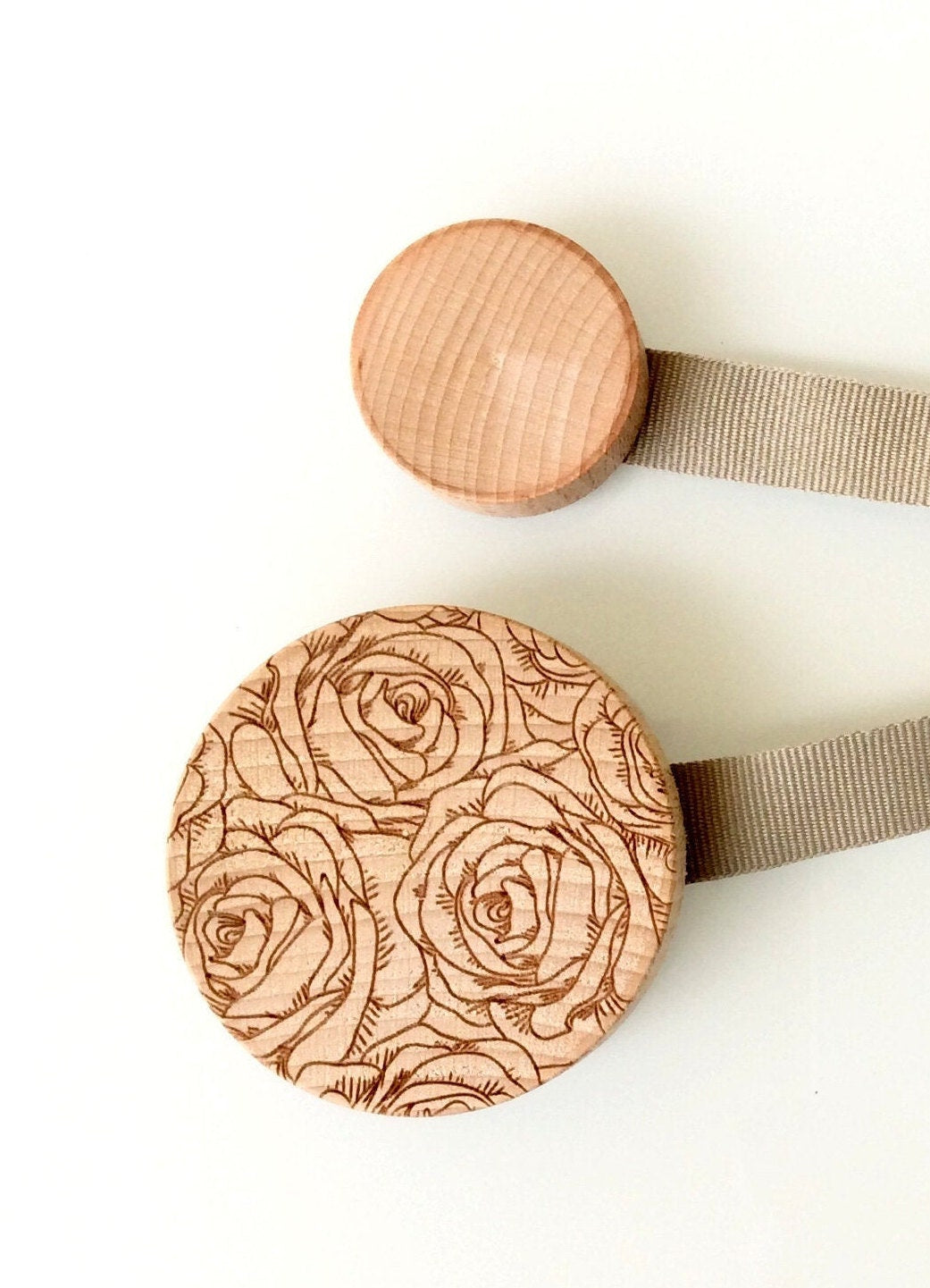 Calamita per tenda. In faggio massello decorazione rose incise. Regalo originale fatto a mano per tutti coloro che amano decorare casa.