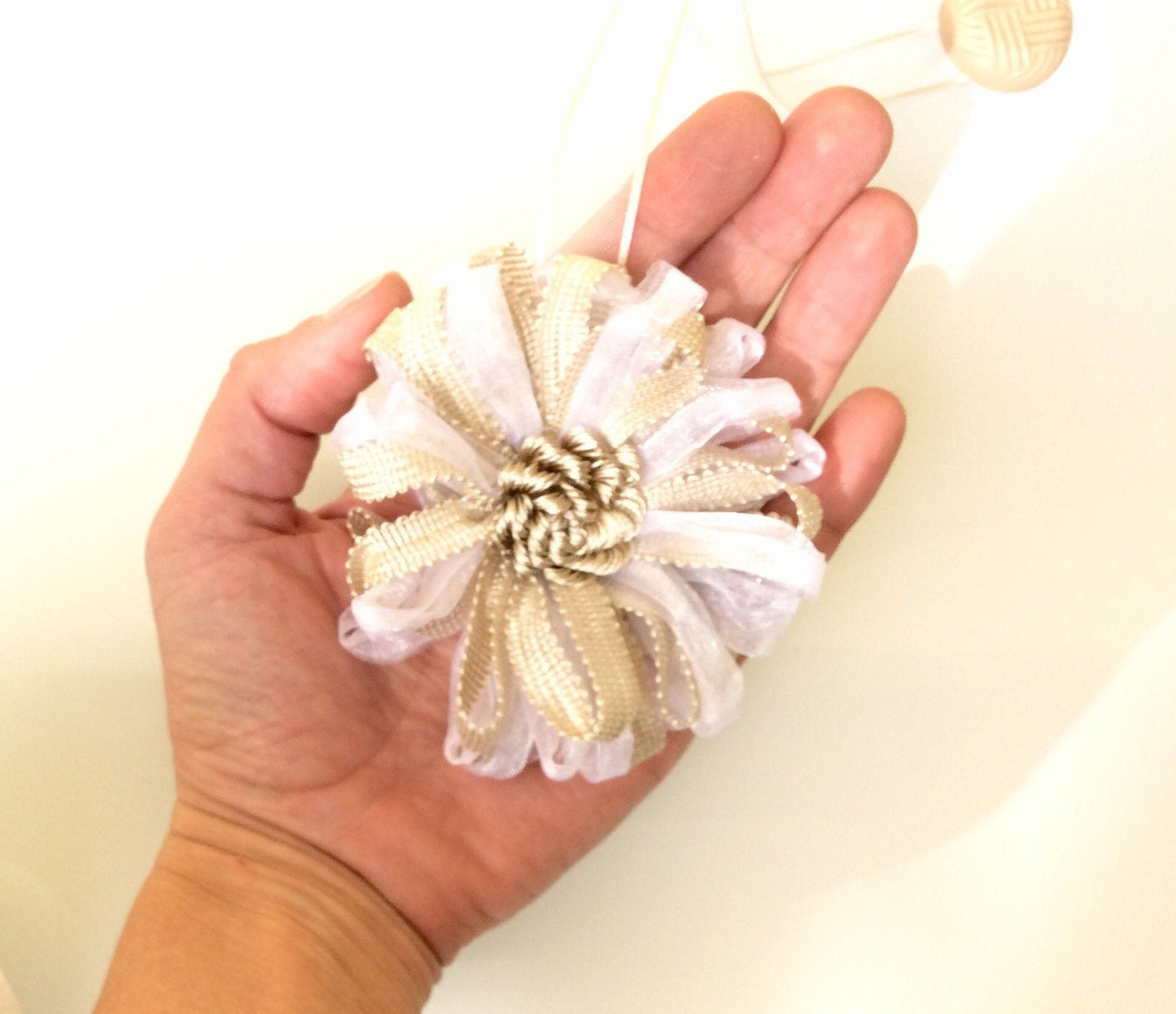 1 Fermatenda magnetico a fiore, calamita colore mix beige bianco . Decorazione per tende tendaggi made in italy.stile vintage ,shabby chic.