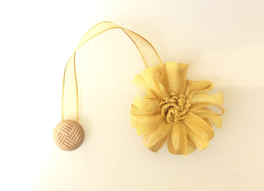 1 Calamita magnetica a fiore,fermatenda colore giallo ocra . Decorazione per tende tendaggi made in italy