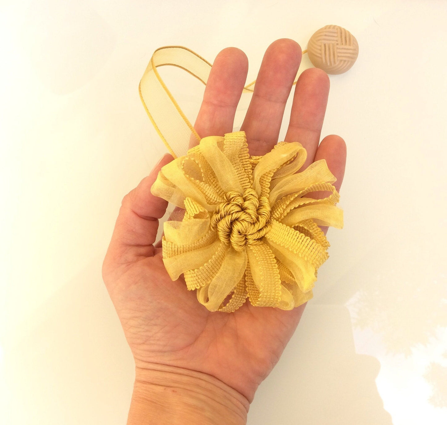 1 Calamita magnetica a fiore,fermatenda colore giallo ocra . Decorazione per tende tendaggi made in italy