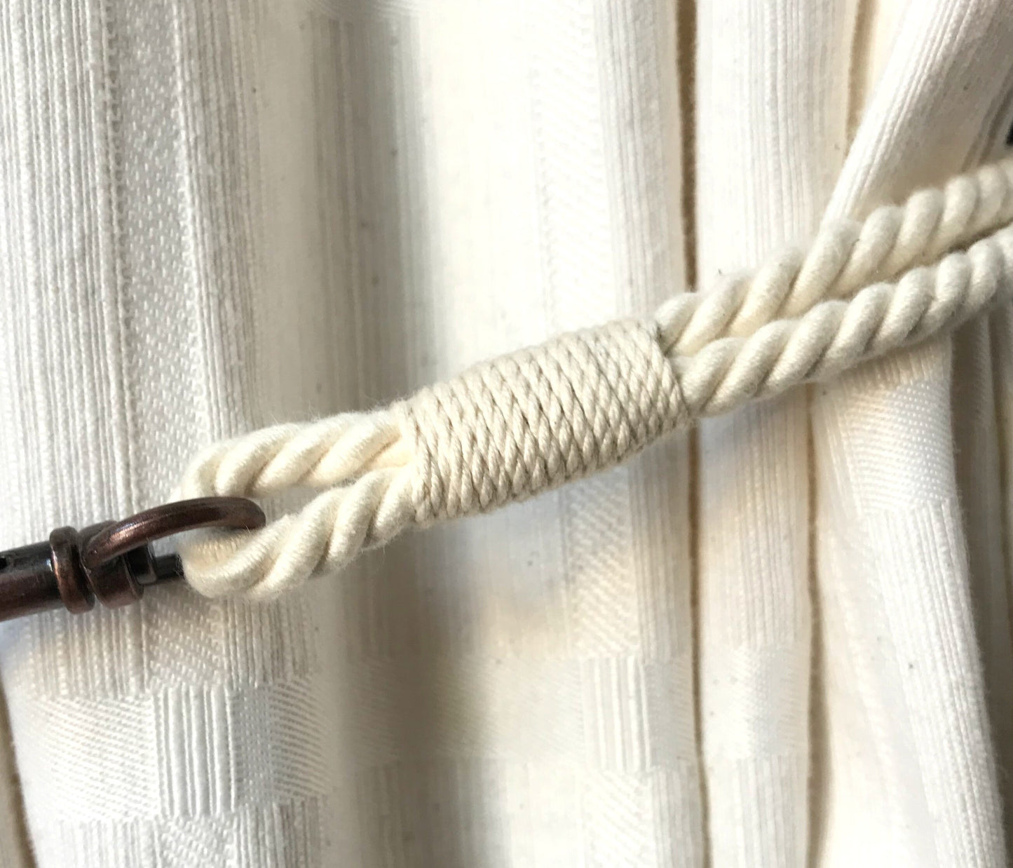 Bracciale per tende per allestimenti in stile industrial, in cotone BIANCO ecologico. Allestimenti per loft ed open space. Made in Italy.