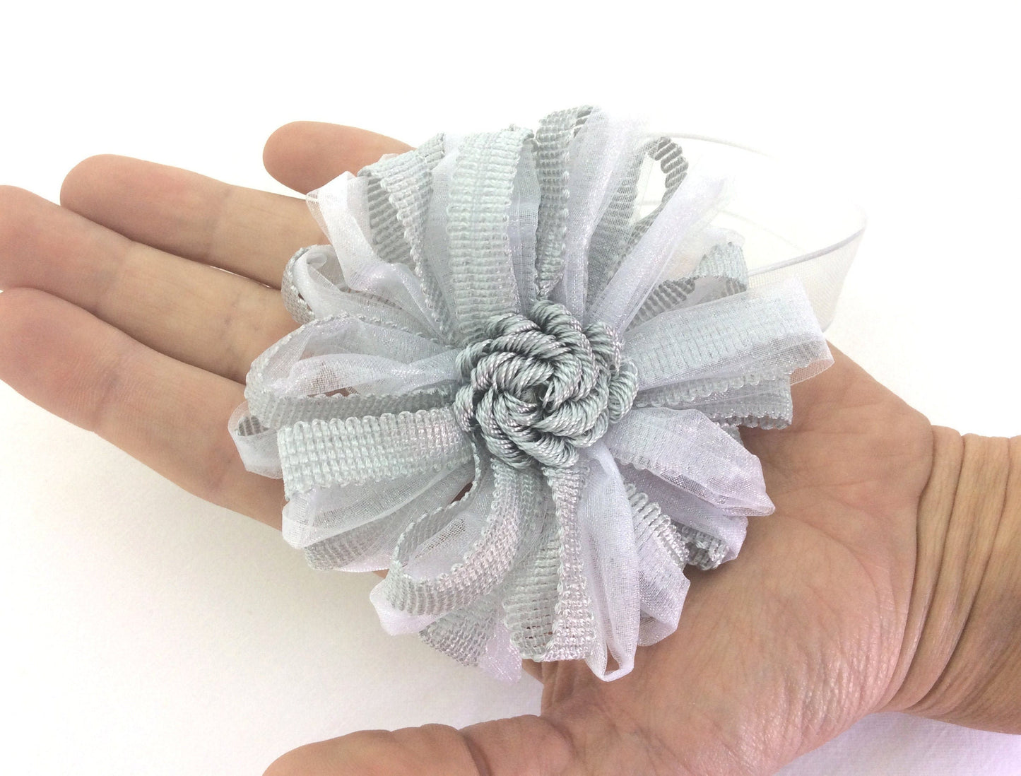 1 Calamita magnetica a fiore grigio perla fermatenda .Decorazione per tende tendaggi made in italy arredamento shabby chic regalo per lei.