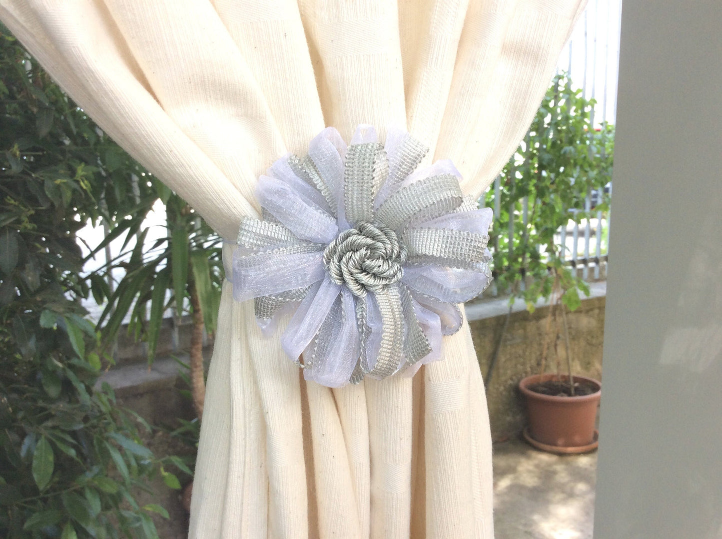 1 Calamita magnetica a fiore grigio perla fermatenda .Decorazione per tende tendaggi made in italy arredamento shabby chic regalo per lei.