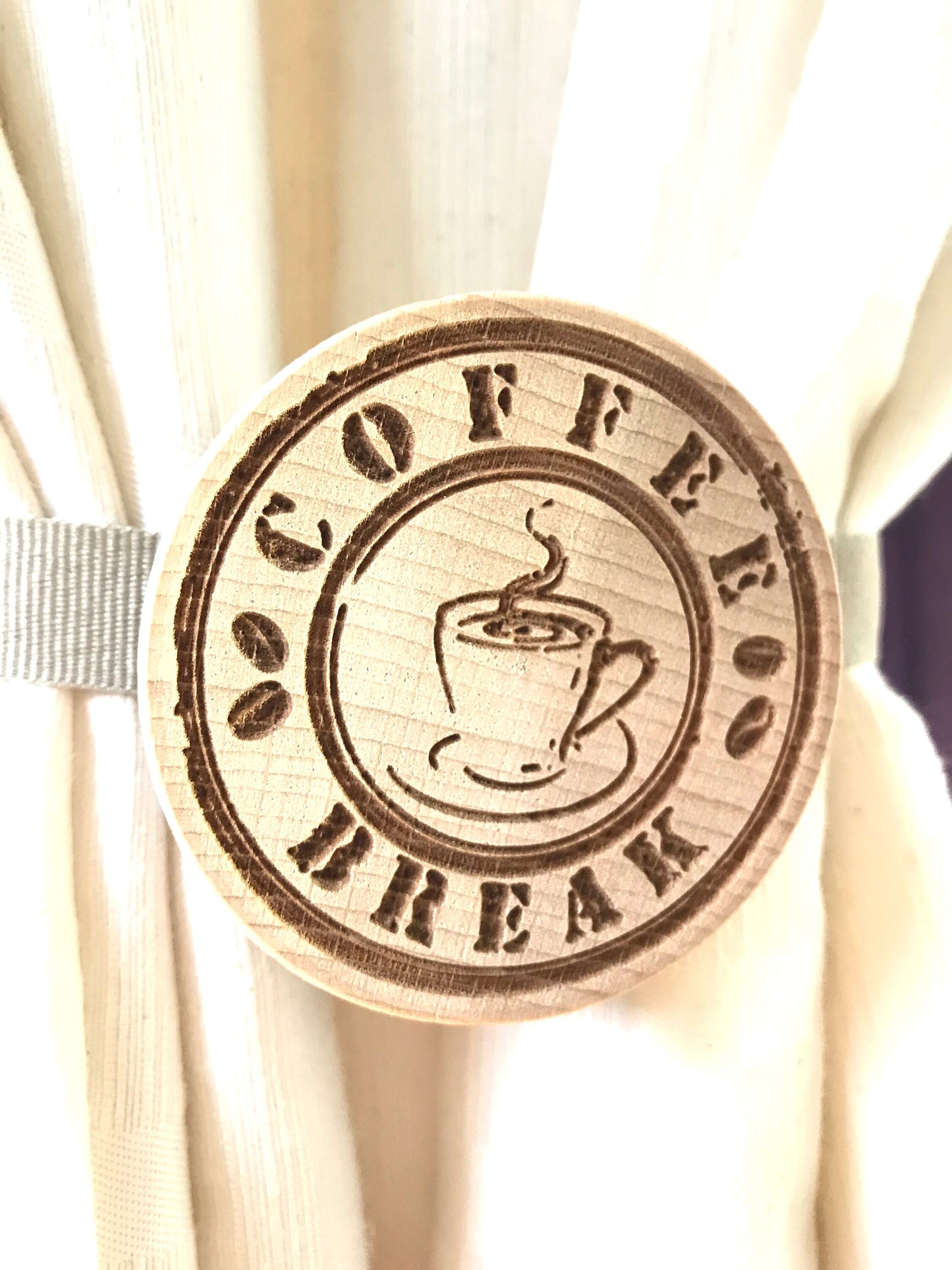 Calamita per tenda. In faggio massello decorazione "Coffee break". Regalo originale fatto a mano per tutti coloro che amano decorare casa.