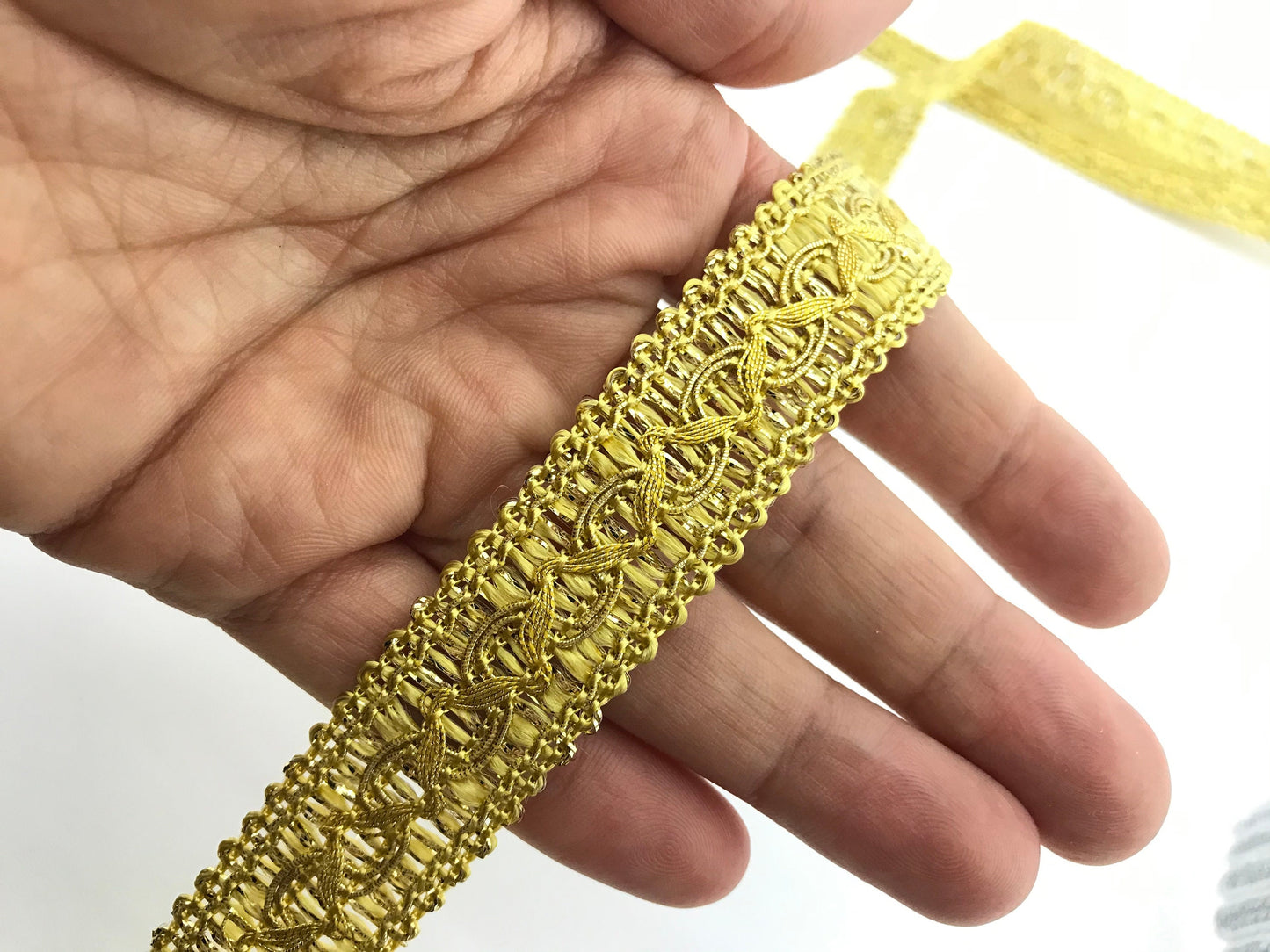 1 metro passamaneria a cucire oro 20mm. Decorazione fashion per borse, scarpe, cinture, pantaloni e maglie.