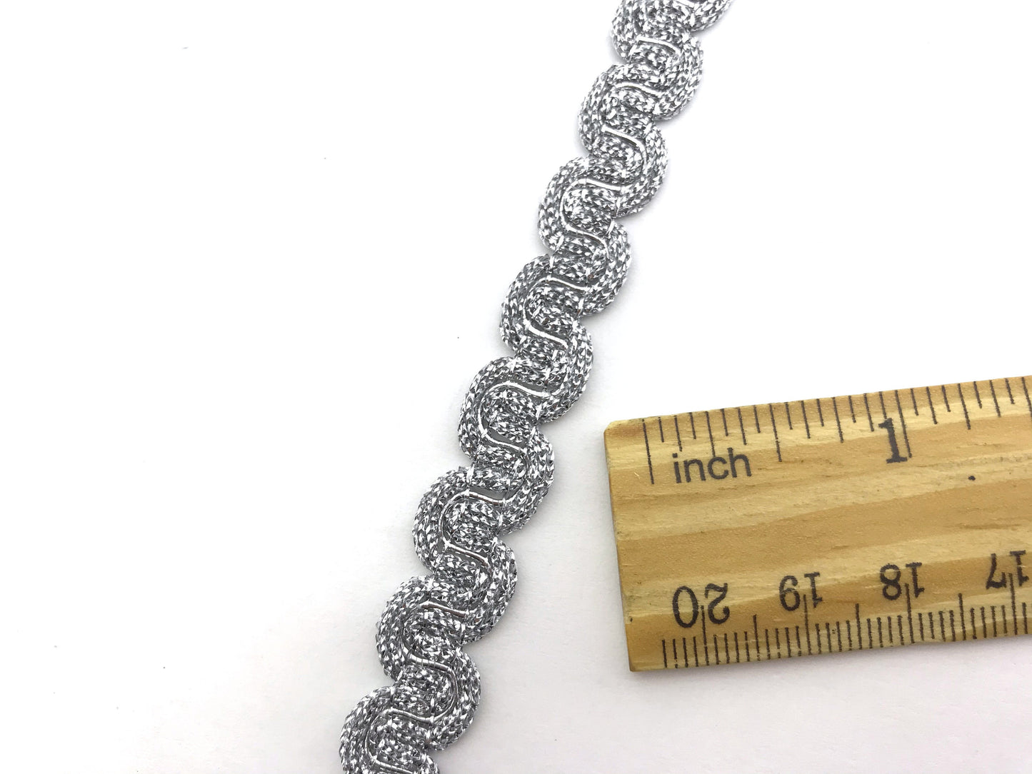 1 metro passamaneria a cucire oro o argento 13mm. Decorazione fashion per borse, scarpe, cinture, pantaloni e maglie.