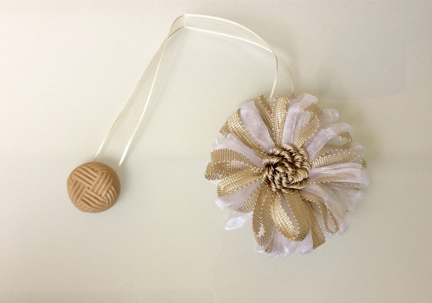 1 Fermatenda magnetico a fiore, calamita colore mix beige bianco . Decorazione per tende tendaggi made in italy.stile vintage ,shabby chic.