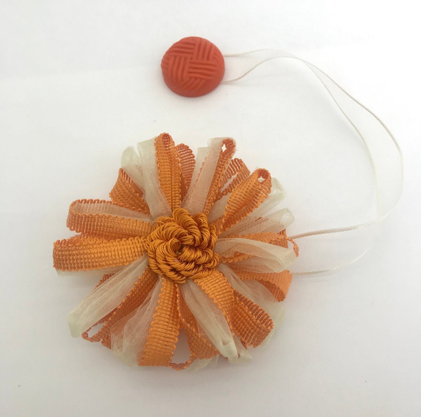 1 Calamita magnetica a fiore,fermatenda colore arancione panna  . Decorazione per tende tendaggi made in italy