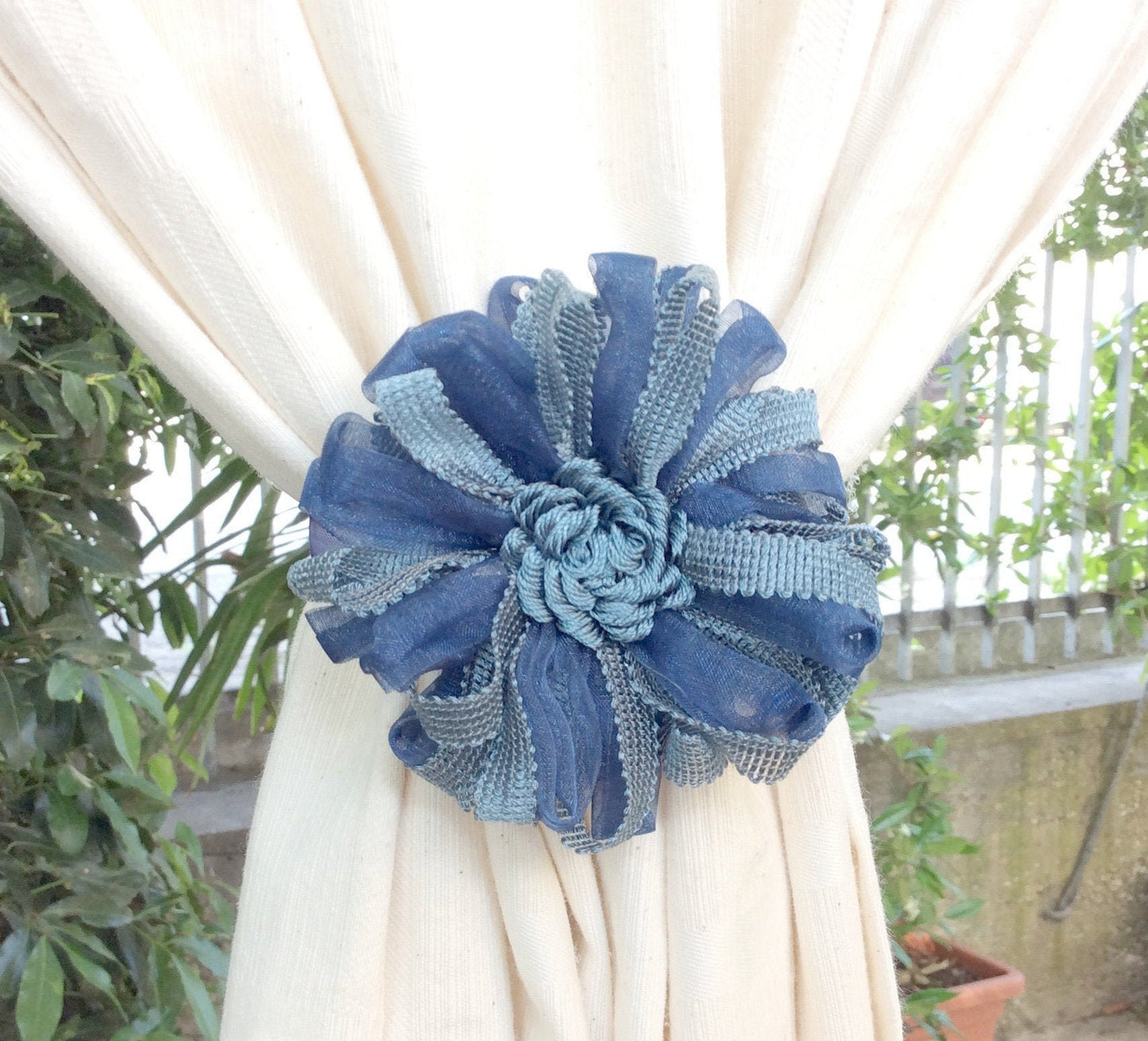 1 fermatenda calamita magnetica a fiore blu azzurro.Decorazione per tende tendaggi made in italy arredamento nautico vintage regalo per lei