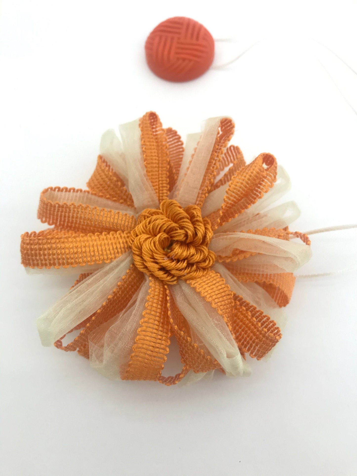 1 Calamita magnetica a fiore,fermatenda colore arancione panna  . Decorazione per tende tendaggi made in italy