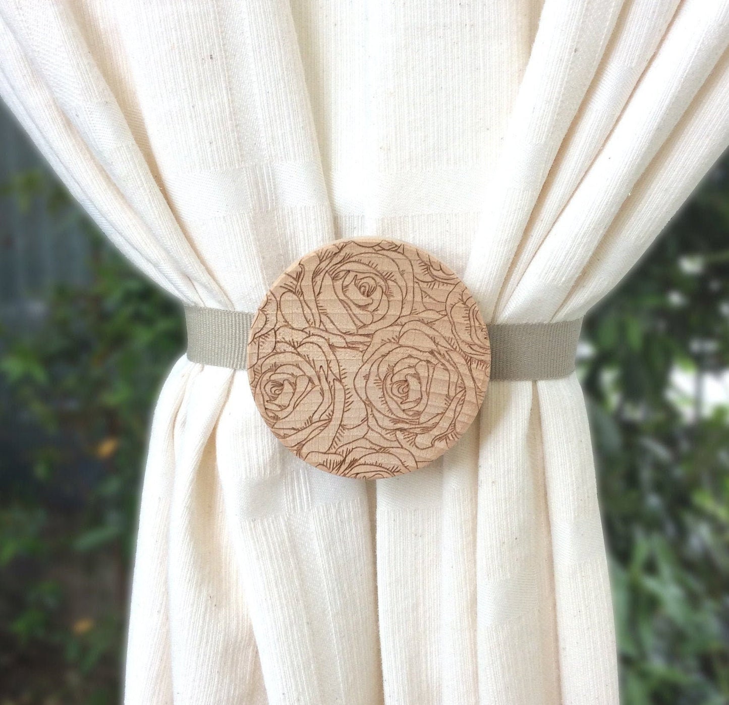 Calamita per tenda. In faggio massello decorazione rose incise. Regalo originale fatto a mano per tutti coloro che amano decorare casa.