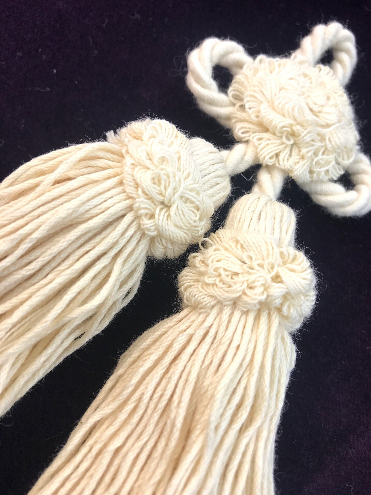 Rosetta con fiocco nappa in cotone. Decorazione per cuscino, divano, tenda, borse, abiti. Fatto a mano handmade made in Italy