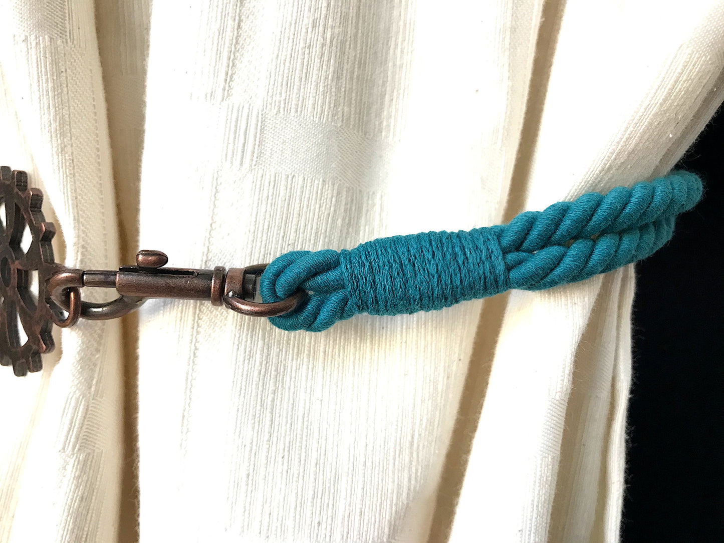 Bracciale per tende per allestimenti in stile industrial, in cotone VERDE PETROLIO . Allestimenti per loft ed open space. Made in Italy.