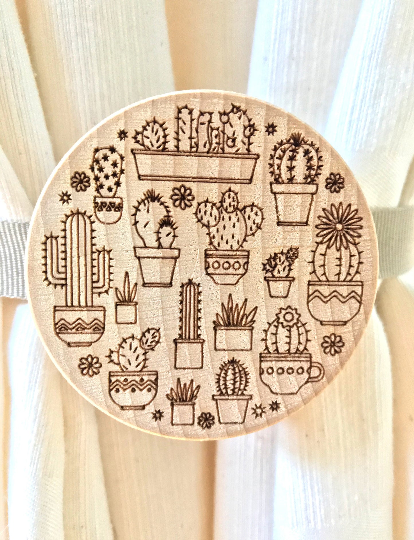 Calamita per tenda. In faggio massello decorazione cactus. Regalo originale fatto a mano per tutti coloro che amano decorare casa.