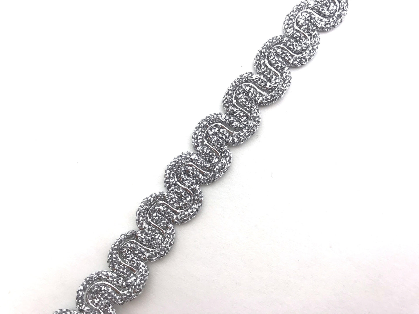 1 metro passamaneria a cucire oro o argento 13mm. Decorazione fashion per borse, scarpe, cinture, pantaloni e maglie.