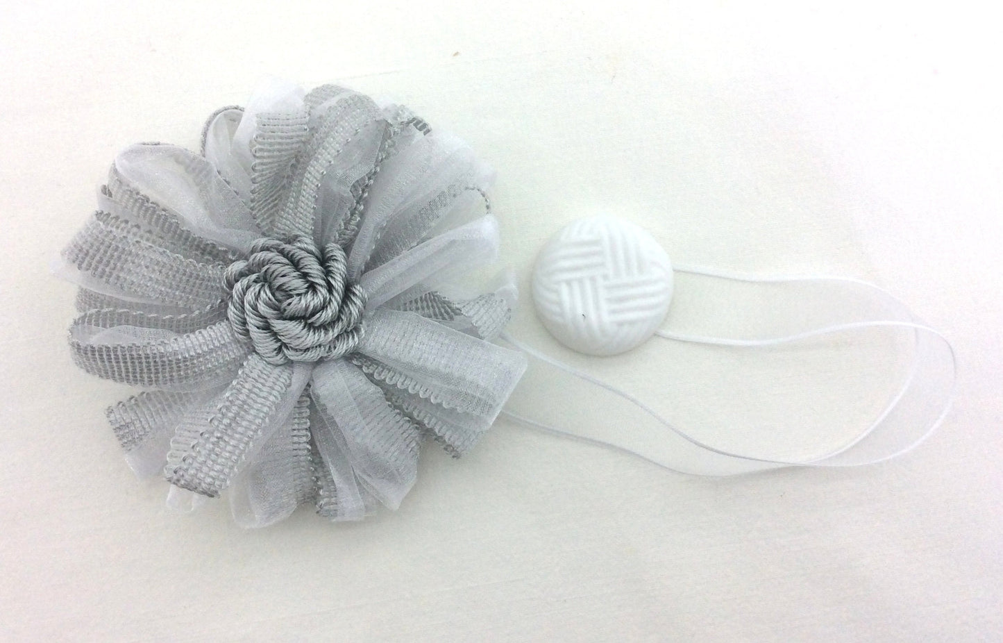 1 Calamita magnetica a fiore grigio perla fermatenda .Decorazione per tende tendaggi made in italy arredamento shabby chic regalo per lei.