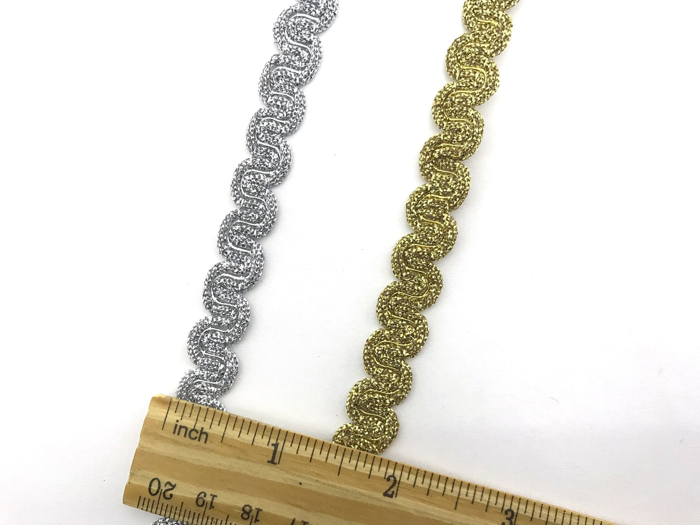 1 metro passamaneria a cucire oro o argento 13mm. Decorazione fashion per borse, scarpe, cinture, pantaloni e maglie.