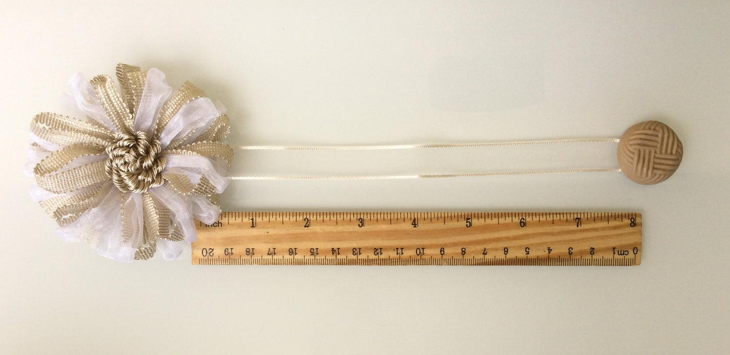 1 Fermatenda magnetico a fiore, calamita colore mix beige bianco . Decorazione per tende tendaggi made in italy.stile vintage ,shabby chic.
