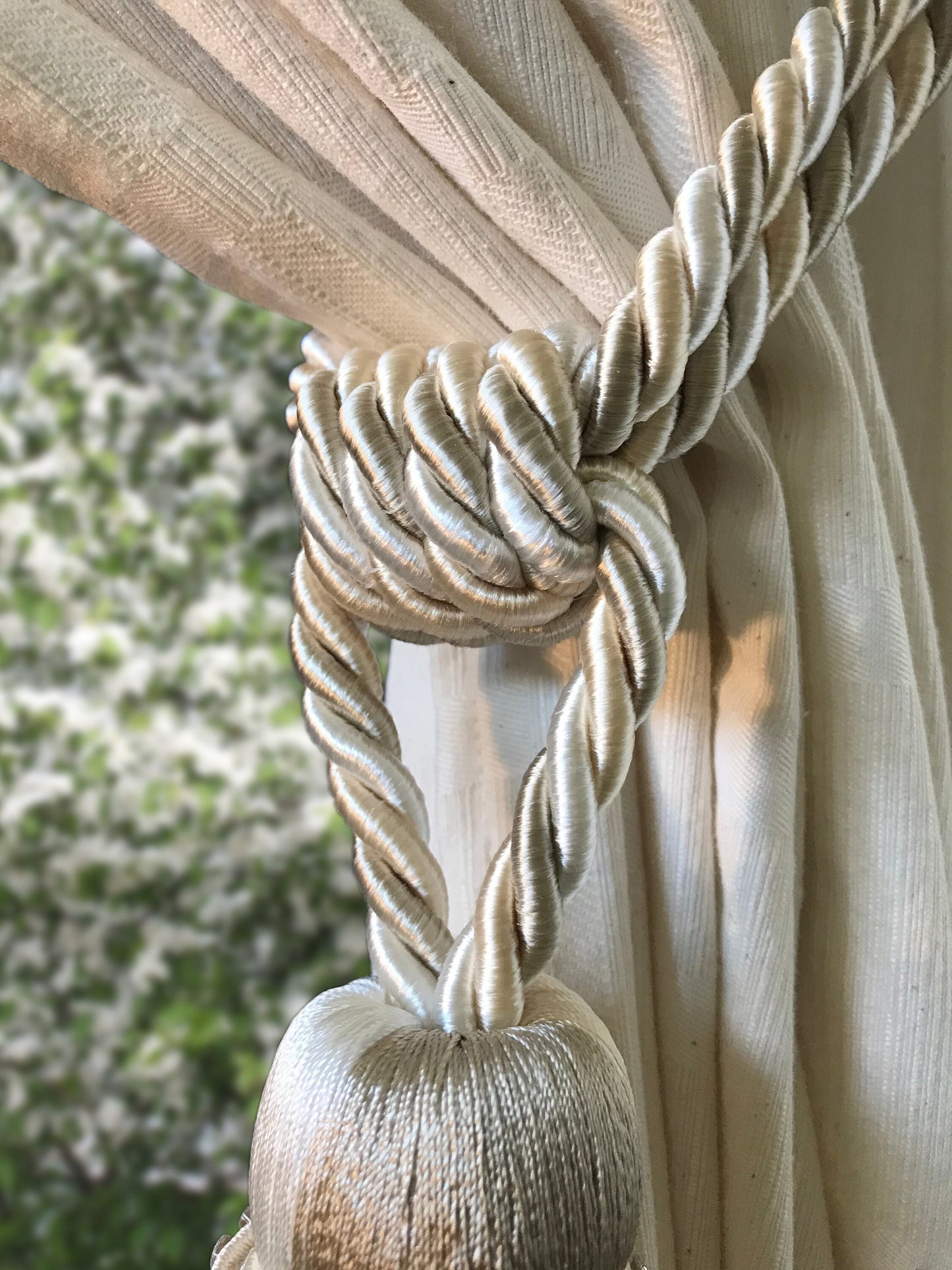 1 Large luxury curtain tieback, large three-color tassel decorated with rhinestones, stunning curtain accessory.