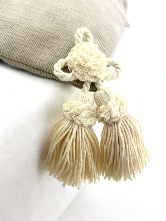 Rosetta con fiocco nappa in cotone. Decorazione per cuscino, divano, tenda, borse, abiti. Fatto a mano handmade made in Italy
