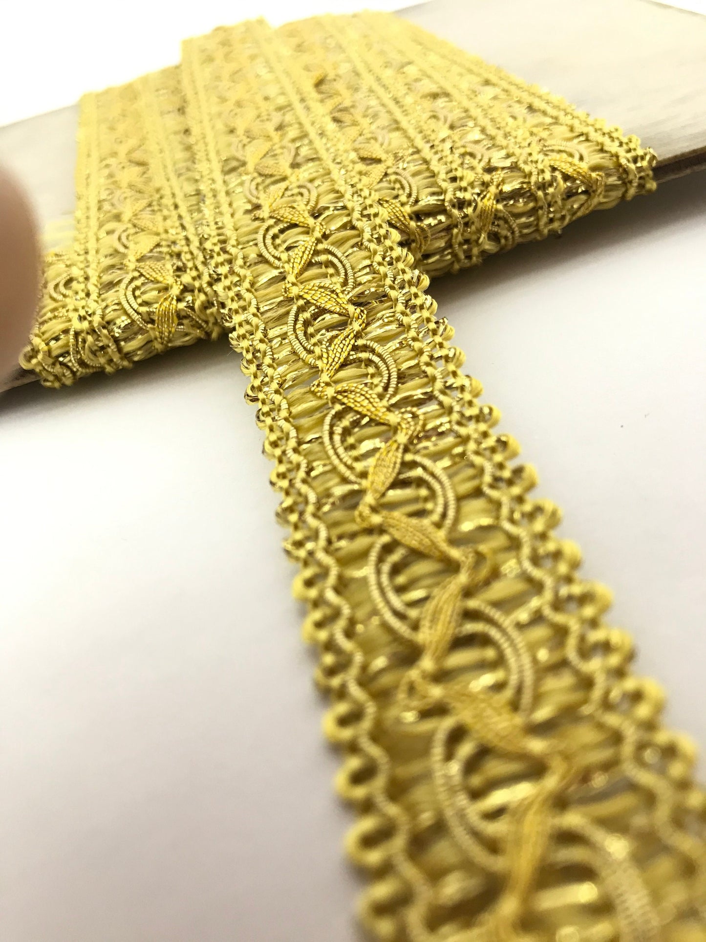 1 metro passamaneria a cucire oro 20mm. Decorazione fashion per borse, scarpe, cinture, pantaloni e maglie.