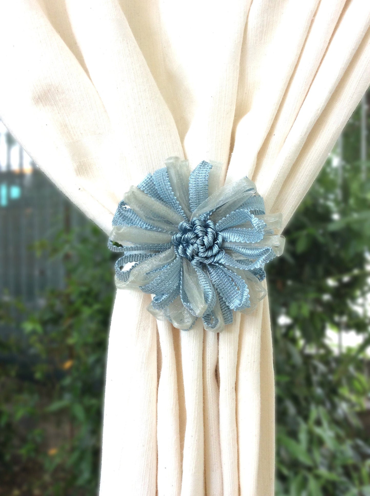 1 Calamita magnetica a fiore,fermatenda colore azzurro carta da zucchero . Decorazione per tende tendaggi made in italy