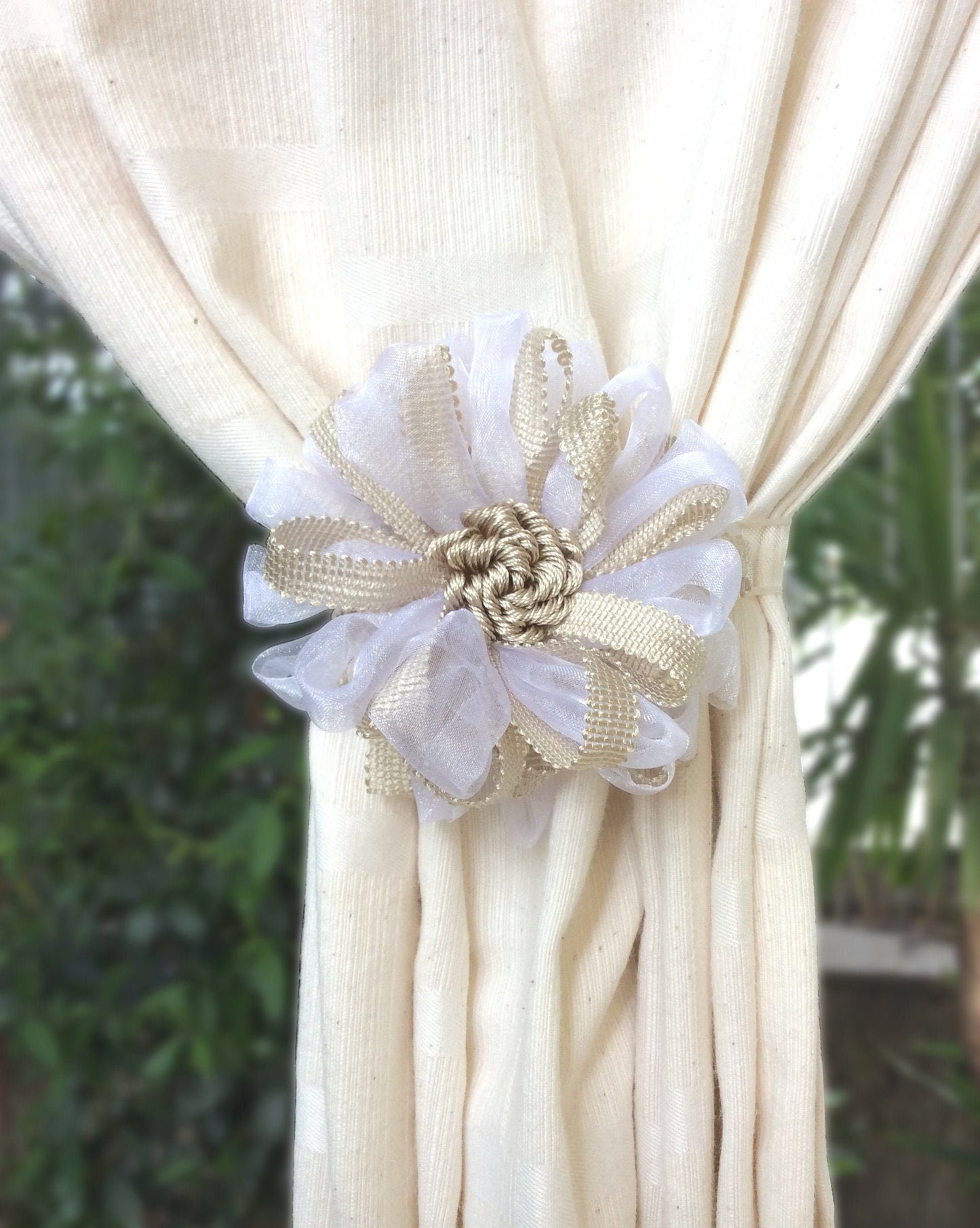 1 Fermatenda magnetico a fiore, calamita colore mix beige bianco . Decorazione per tende tendaggi made in italy.stile vintage ,shabby chic.