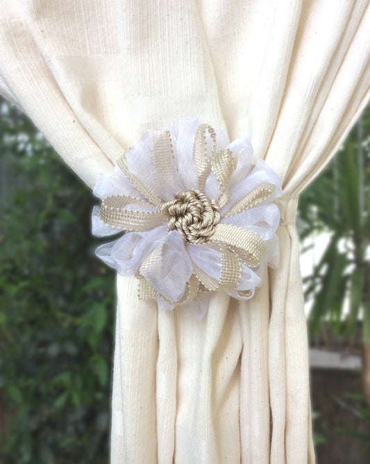 1 Fermatenda magnetico a fiore, calamita colore mix beige bianco . Decorazione per tende tendaggi made in italy.stile vintage ,shabby chic.