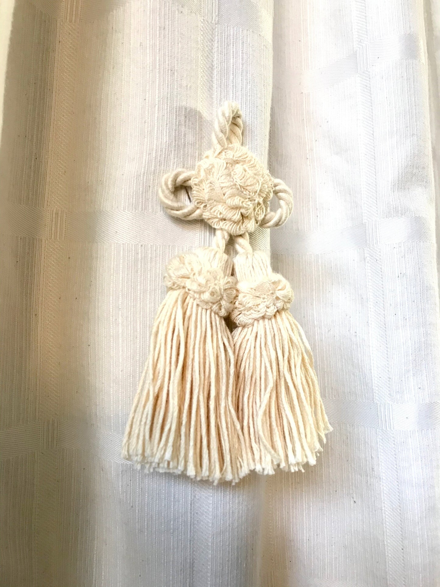 Rosetta con fiocco nappa in cotone. Decorazione per cuscino, divano, tenda, borse, abiti. Fatto a mano handmade made in Italy