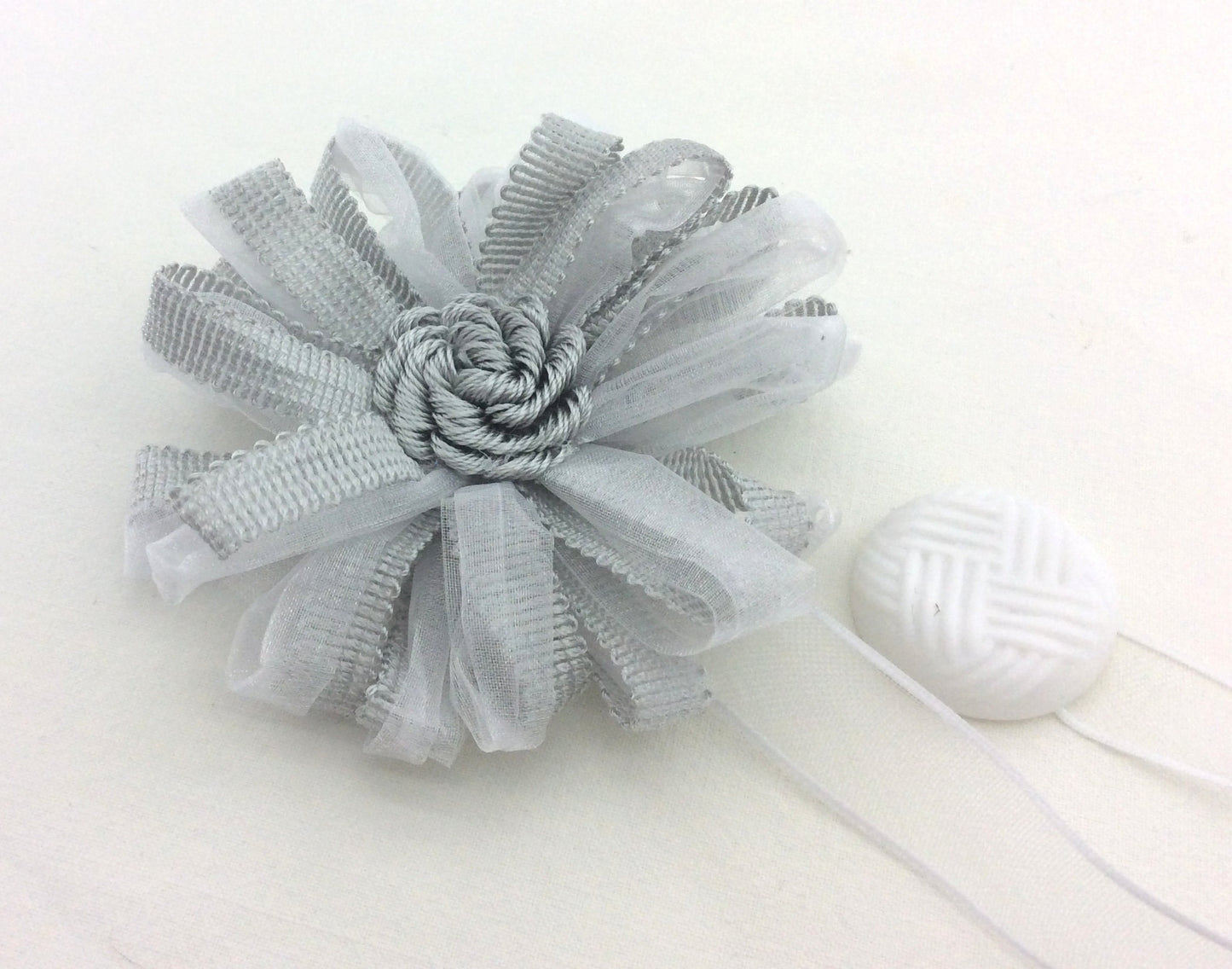 1 Calamita magnetica a fiore grigio perla fermatenda .Decorazione per tende tendaggi made in italy arredamento shabby chic regalo per lei.