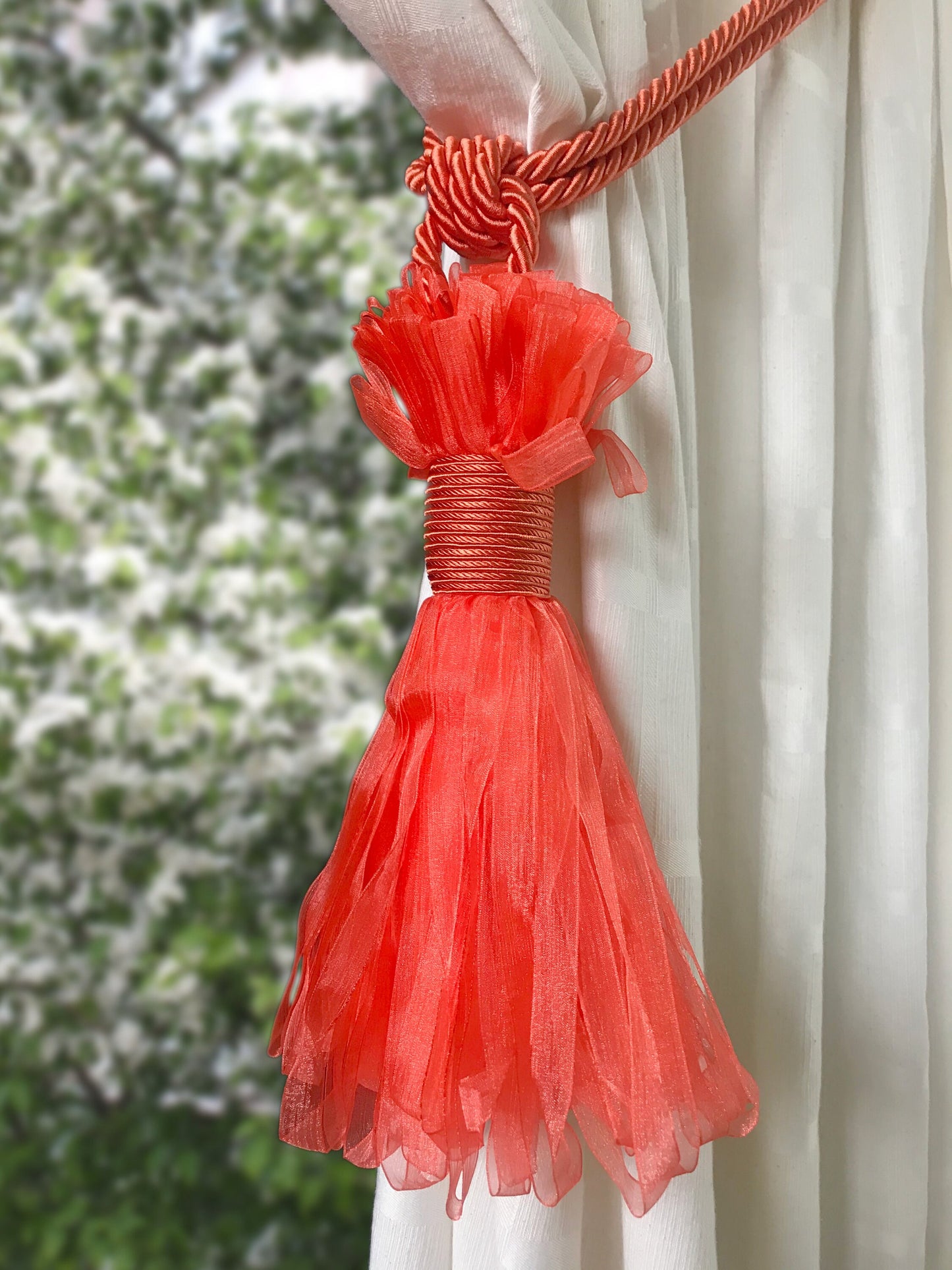 1 Grande bracciale per tenda di classe, con grande nappa in organza colore arancione, stupendo  accessorio per tende. Made in Italy.
