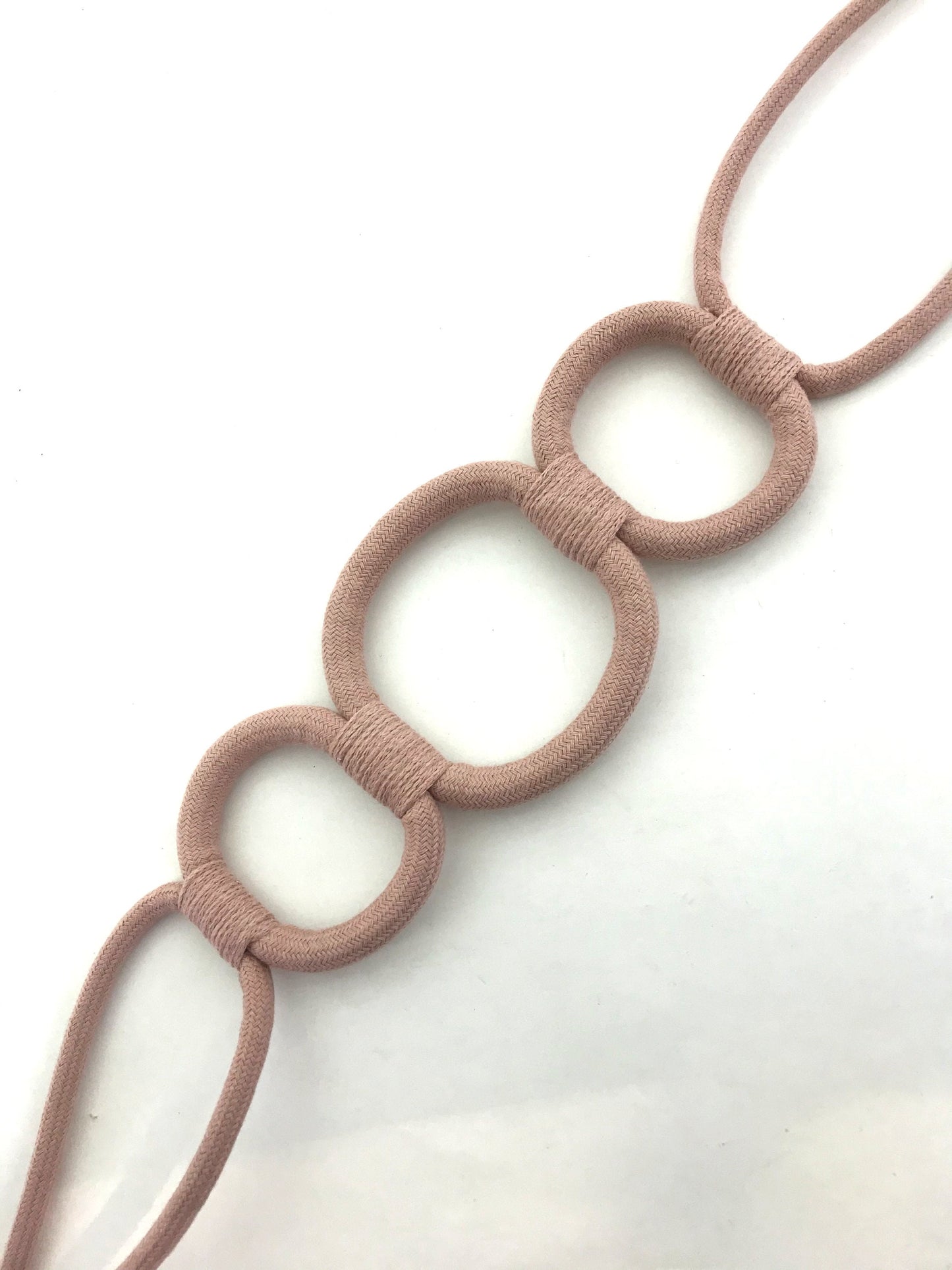 Bracciale rosa a tre anelli, elegante decorazione per tende tendaggi drappeggio drappo made in italy