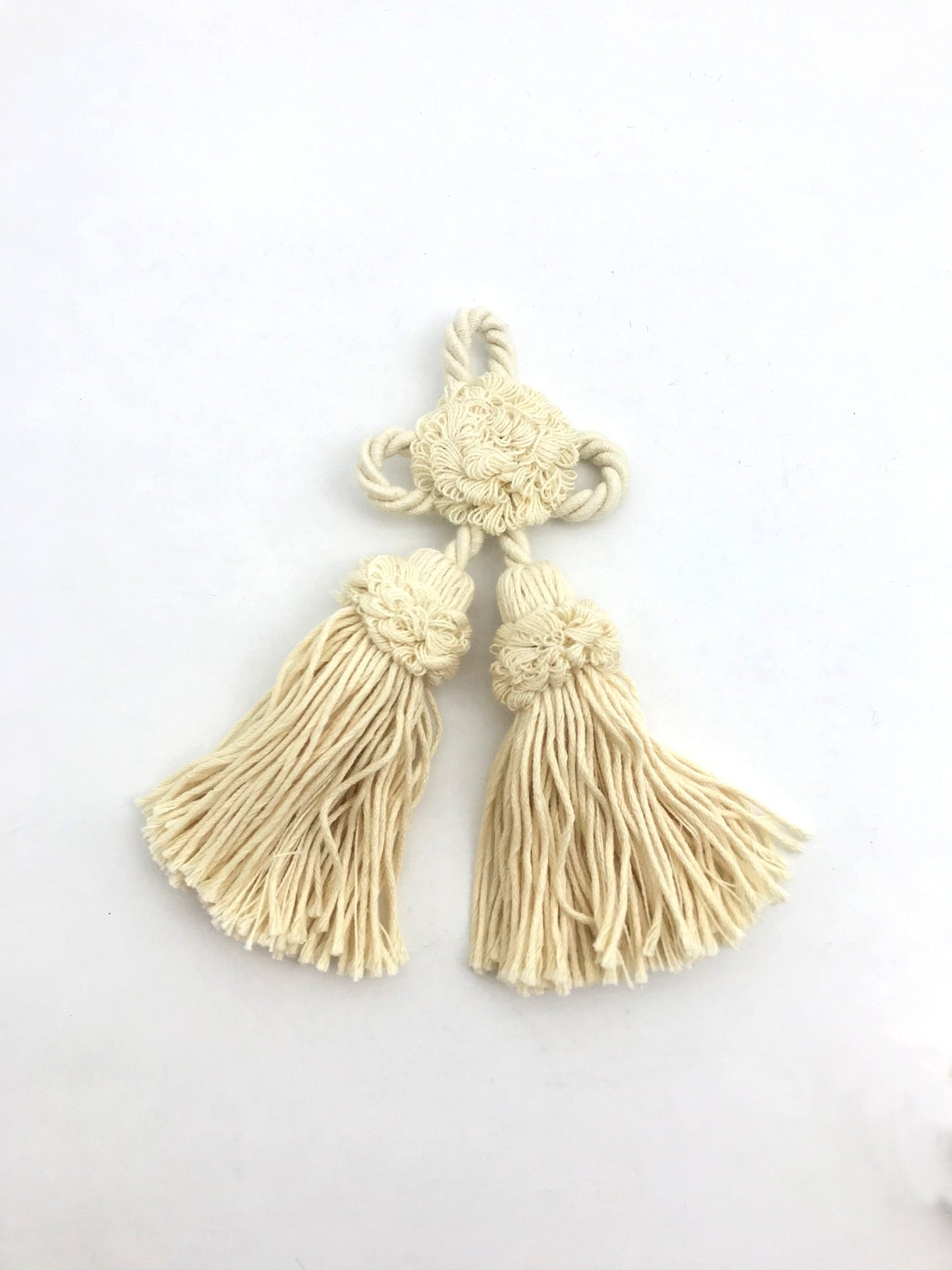 Rosetta con fiocco nappa in cotone. Decorazione per cuscino, divano, tenda, borse, abiti. Fatto a mano handmade made in Italy