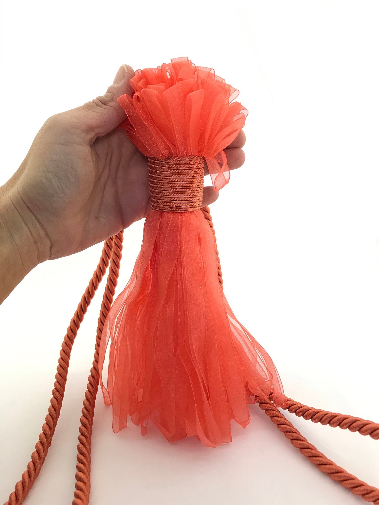 1 Grande bracciale per tenda di classe, con grande nappa in organza colore arancione, stupendo  accessorio per tende. Made in Italy.