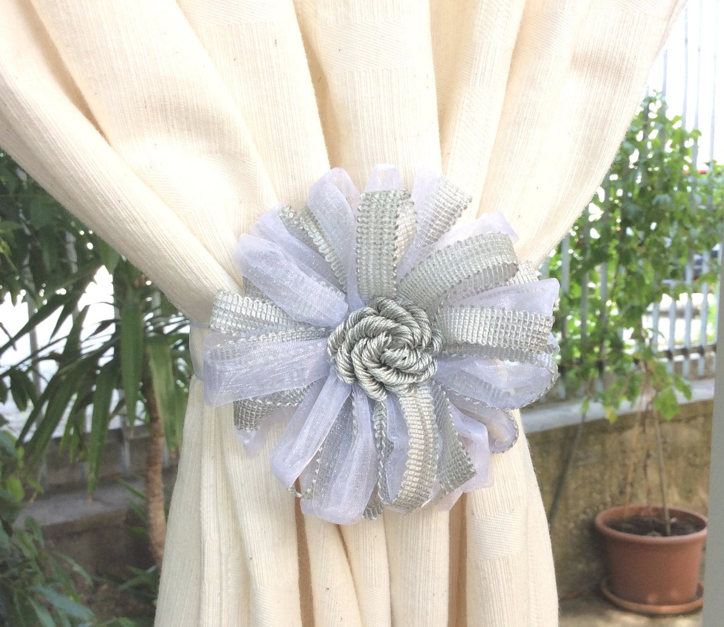 1 Calamita magnetica a fiore grigio perla fermatenda .Decorazione per tende tendaggi made in italy arredamento shabby chic regalo per lei.