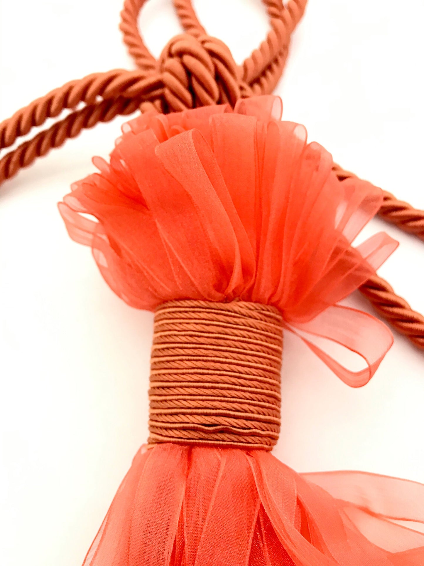 1 Grande bracciale per tenda di classe, con grande nappa in organza colore arancione, stupendo  accessorio per tende. Made in Italy.