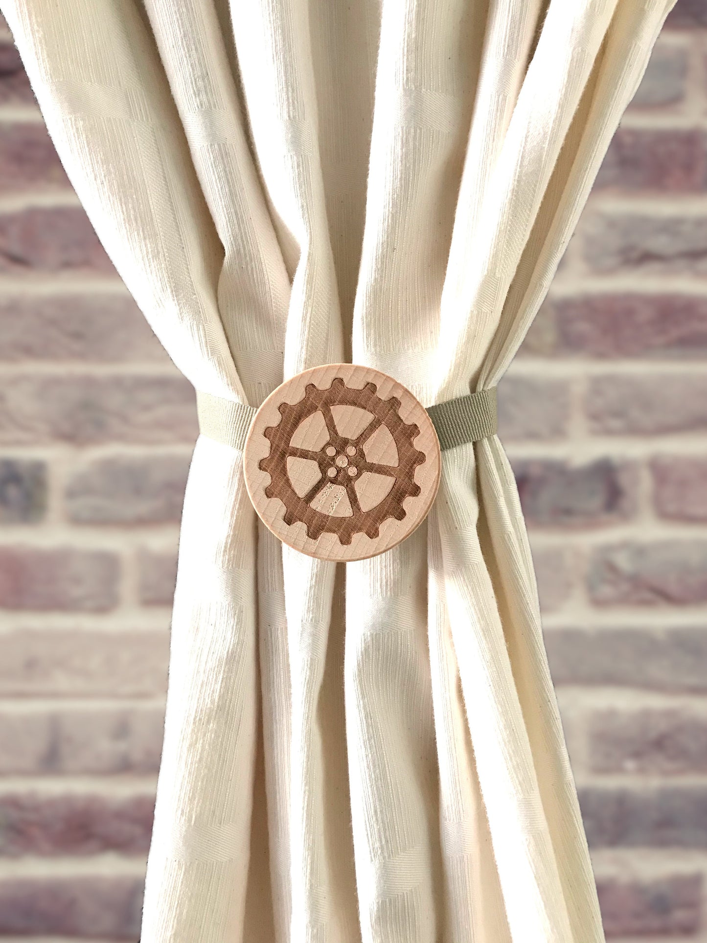 Calamita per tenda. In faggio massello decorazione ingranaggio incisa. Regalo originale per tutti coloro che amano decorare casa.