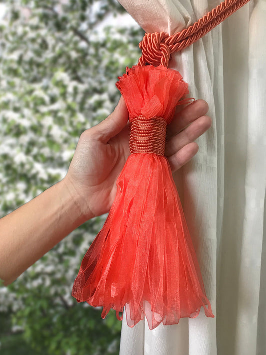 1 Grande bracciale per tenda di classe, con grande nappa in organza colore arancione, stupendo  accessorio per tende. Made in Italy.