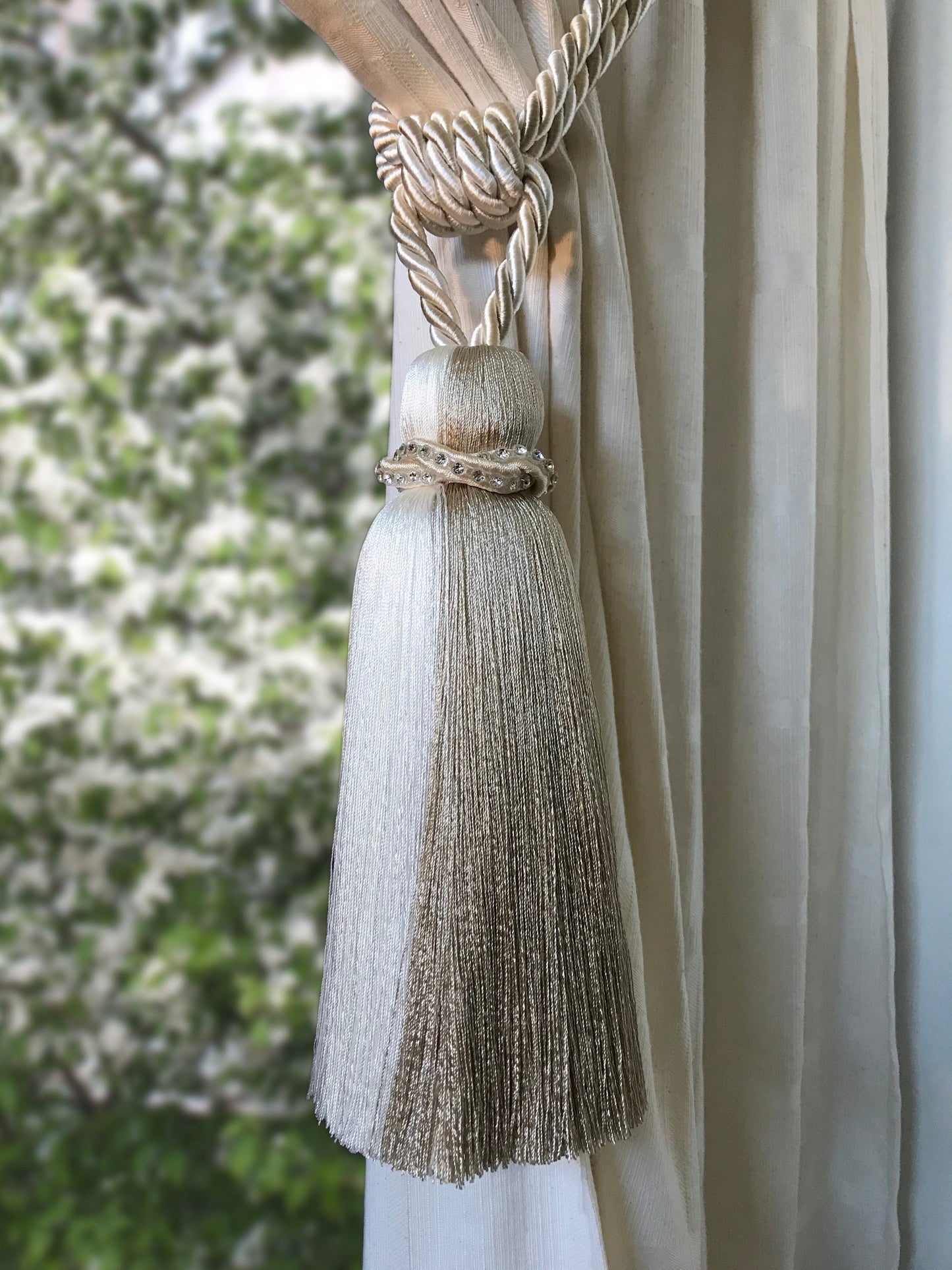 1 Large luxury curtain tieback, large three-color tassel decorated with rhinestones, stunning curtain accessory.