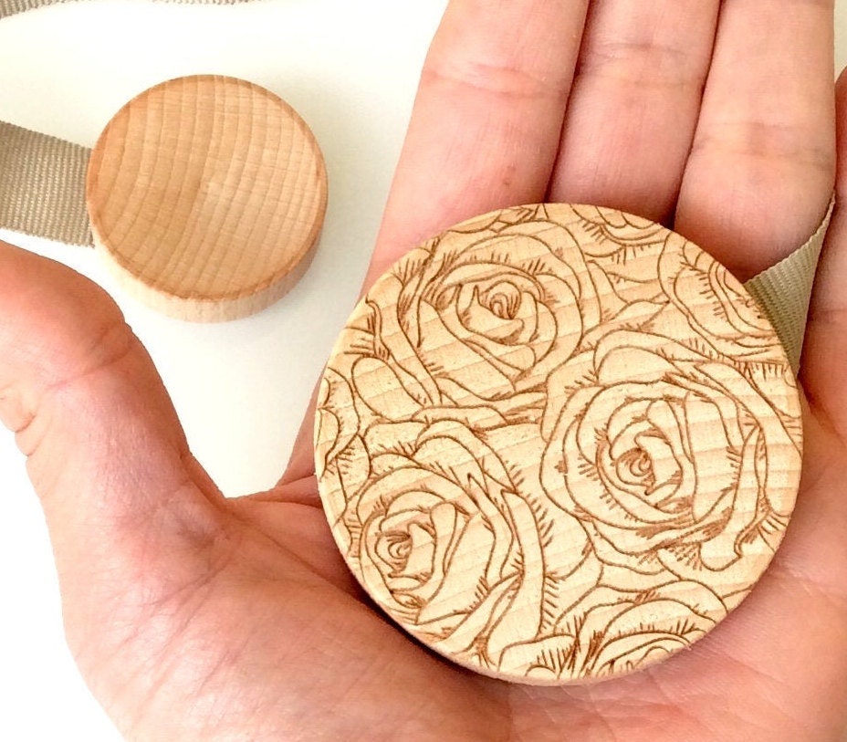 Calamita per tenda. In faggio massello decorazione rose incise. Regalo originale fatto a mano per tutti coloro che amano decorare casa.