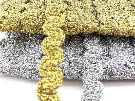 1 metro passamaneria a cucire oro o argento 13mm. Decorazione fashion per borse, scarpe, cinture, pantaloni e maglie.
