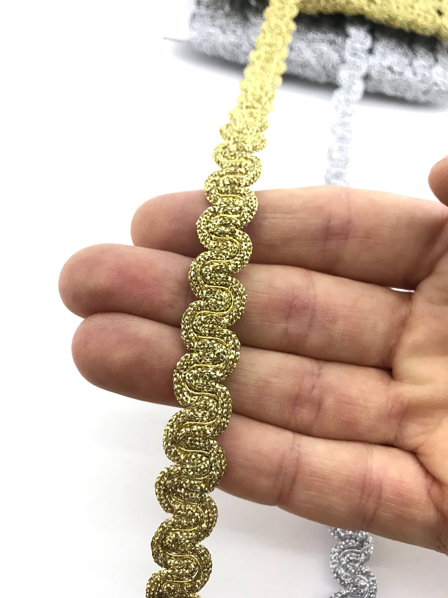 1 metro passamaneria a cucire oro o argento 13mm. Decorazione fashion per borse, scarpe, cinture, pantaloni e maglie.