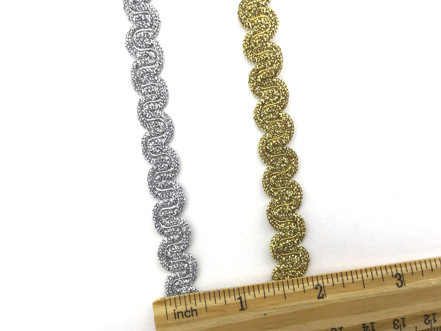 1 metro passamaneria a cucire oro o argento 13mm. Decorazione fashion per borse, scarpe, cinture, pantaloni e maglie.