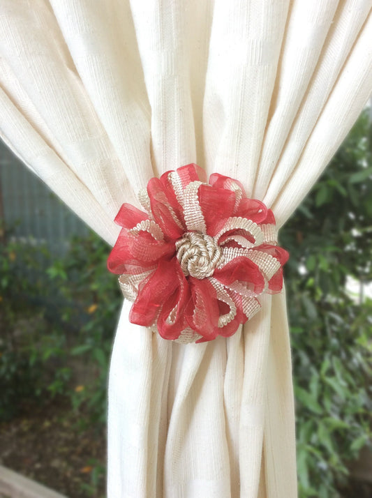 1 Fermatenda magnetico a fiore, calamita colore mix rosso panna . Decorazione per tende tendaggi made in italy.stile vintage ,shabby chic.