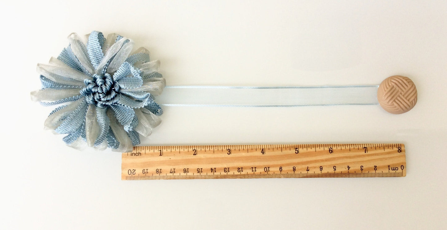 1 Calamita magnetica a fiore,fermatenda colore azzurro carta da zucchero . Decorazione per tende tendaggi made in italy