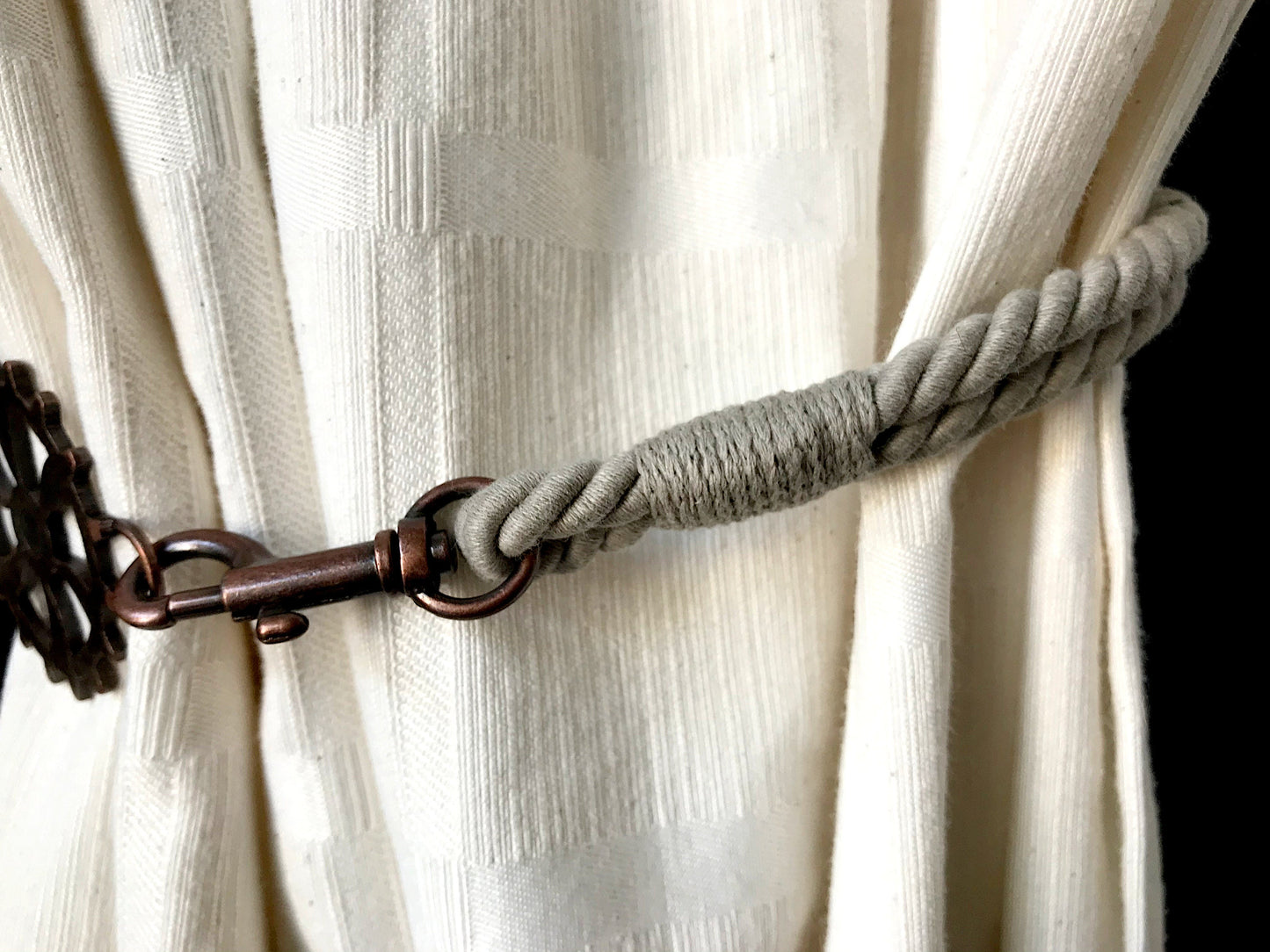 Bracciale per tende per allestimenti in stile industrial, in cotone GRIGIO ecologico. Allestimenti per loft ed open space. Made in Italy.